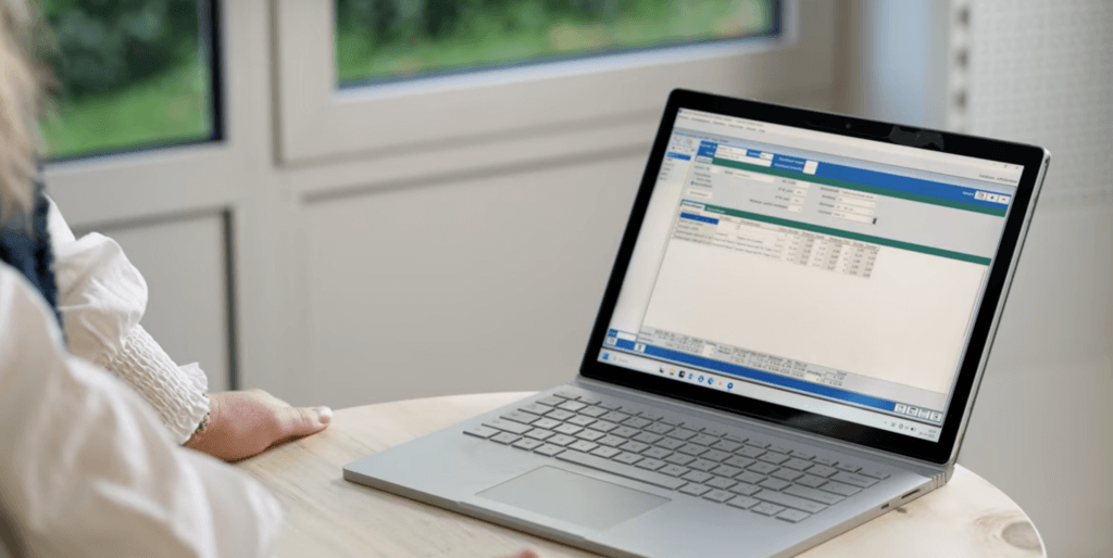 Vrouw achter laptop die een voorcalculatie maakt